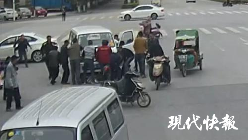 轿车失控冲向行人，英勇众人合力抬车救援
