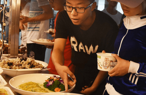 阿姨的饭菜美味吸引人