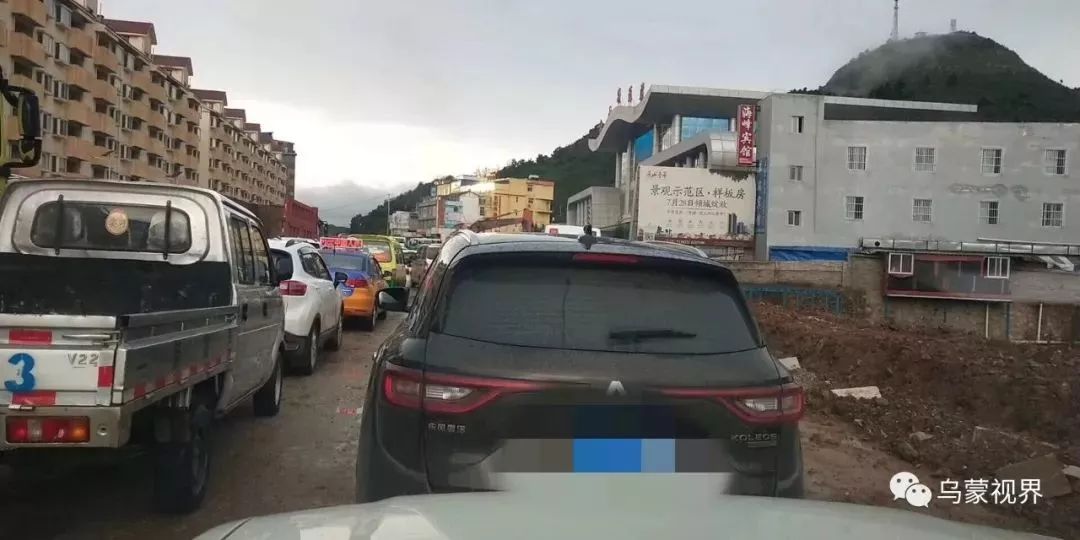 湖北狂风暴雨后私家车变碰碰船的惊人景象